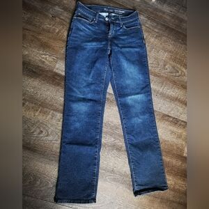 Levis Strauss signature jeans, curvey straight size 28